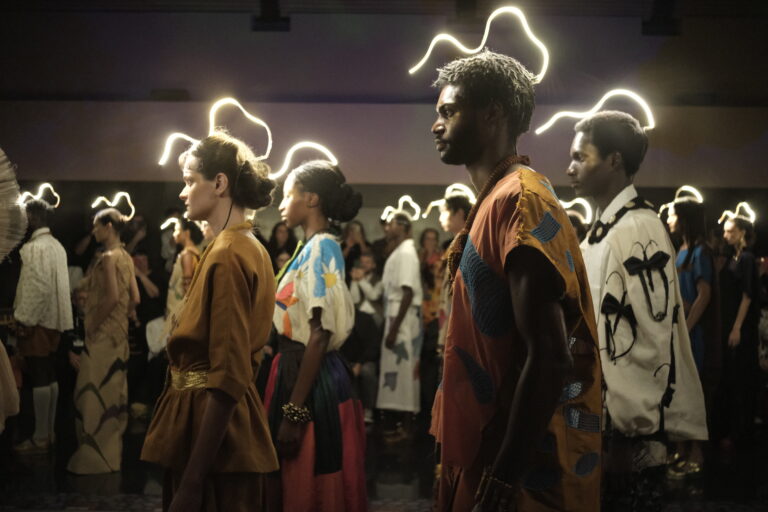 SPFW: Ronaldo Fraga reflete história de Milton Nascimento em artesanato, letras e cores de Minas Gerais