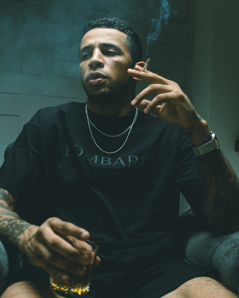 Novo showman do UFC, Carlos Prates curte bebida e cigarro – e não faz a mínima questão de esconder isso de você