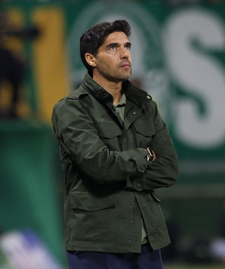 Este é o livro que Abel Ferreira, técnico do Palmeiras, está lendo agora