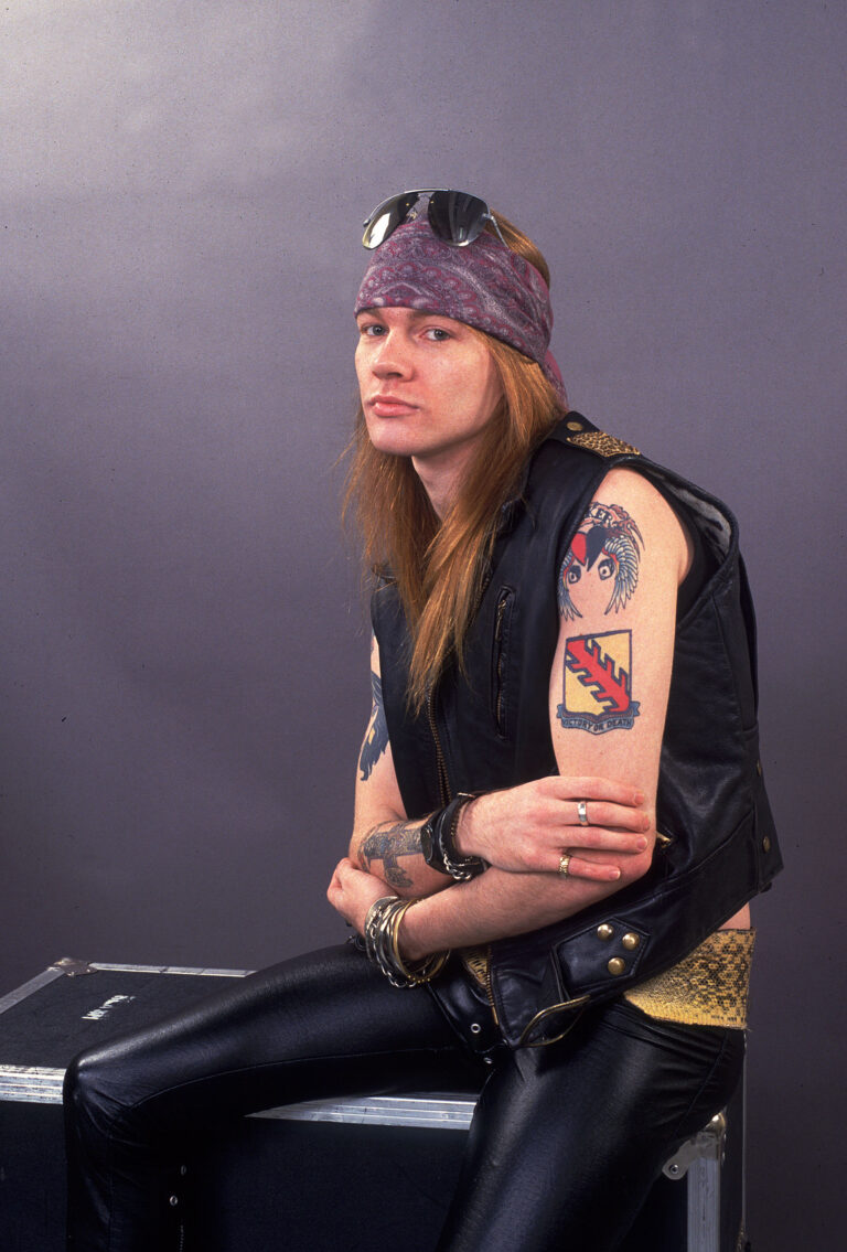 Chapéus, bandanas e jaqueta “esquelética”: as peças e acessórios que não podem faltar no guarda-roupas de Axl Rose